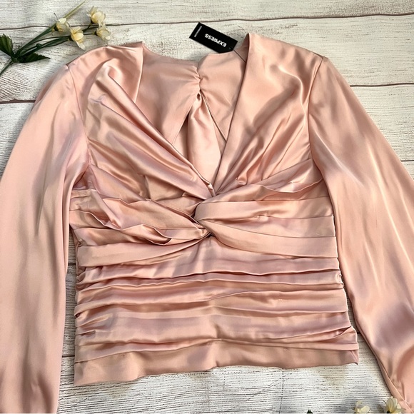 EXPRESS Twist Front Tie Back Top - Picture 4 of 16